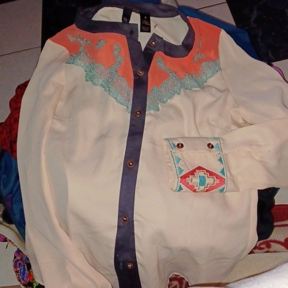 🍁🍂Unique multi-color top - BKE Boutique🍁🍂, western motif
